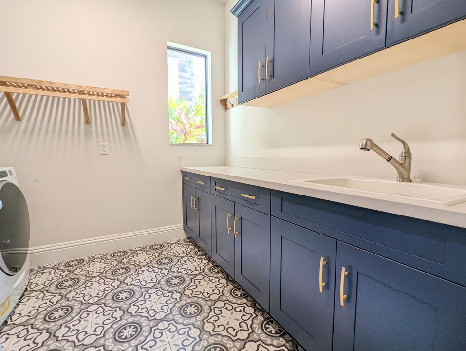 For Rent: $37,000 (6 beds, 6 baths, 7416 Square Feet)