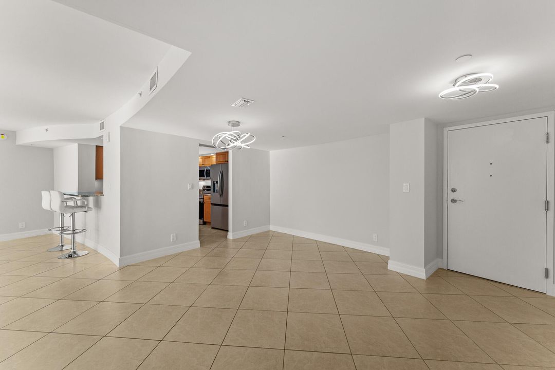 For Sale: $1,075,000 (2 beds, 2 baths, 1381 Square Feet)