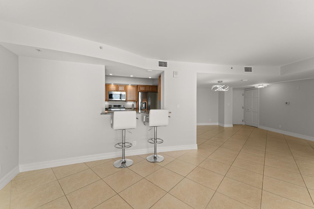 For Sale: $1,075,000 (2 beds, 2 baths, 1381 Square Feet)