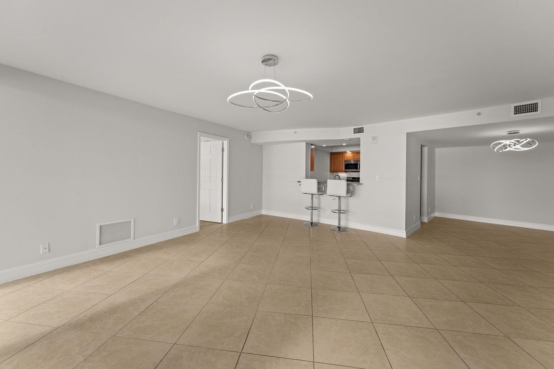 For Sale: $1,075,000 (2 beds, 2 baths, 1381 Square Feet)