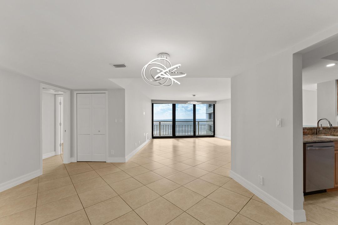 For Sale: $1,075,000 (2 beds, 2 baths, 1381 Square Feet)