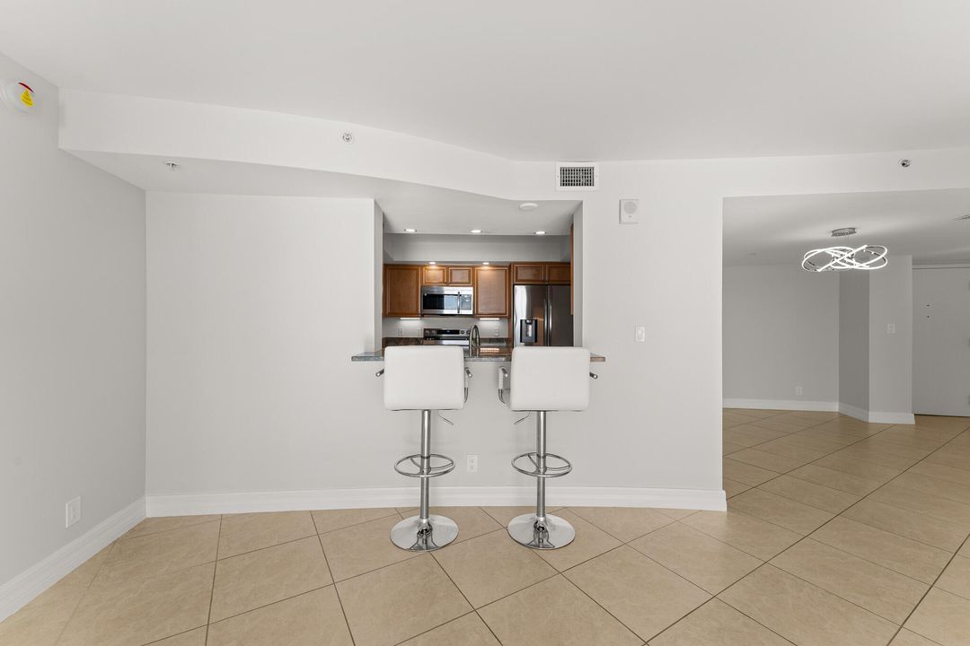 For Sale: $1,075,000 (2 beds, 2 baths, 1381 Square Feet)