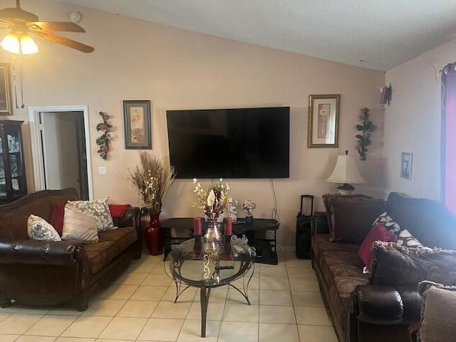 На продажу: $299,000 (2 спален, 2 ванн, 1034 Квадратных фут)