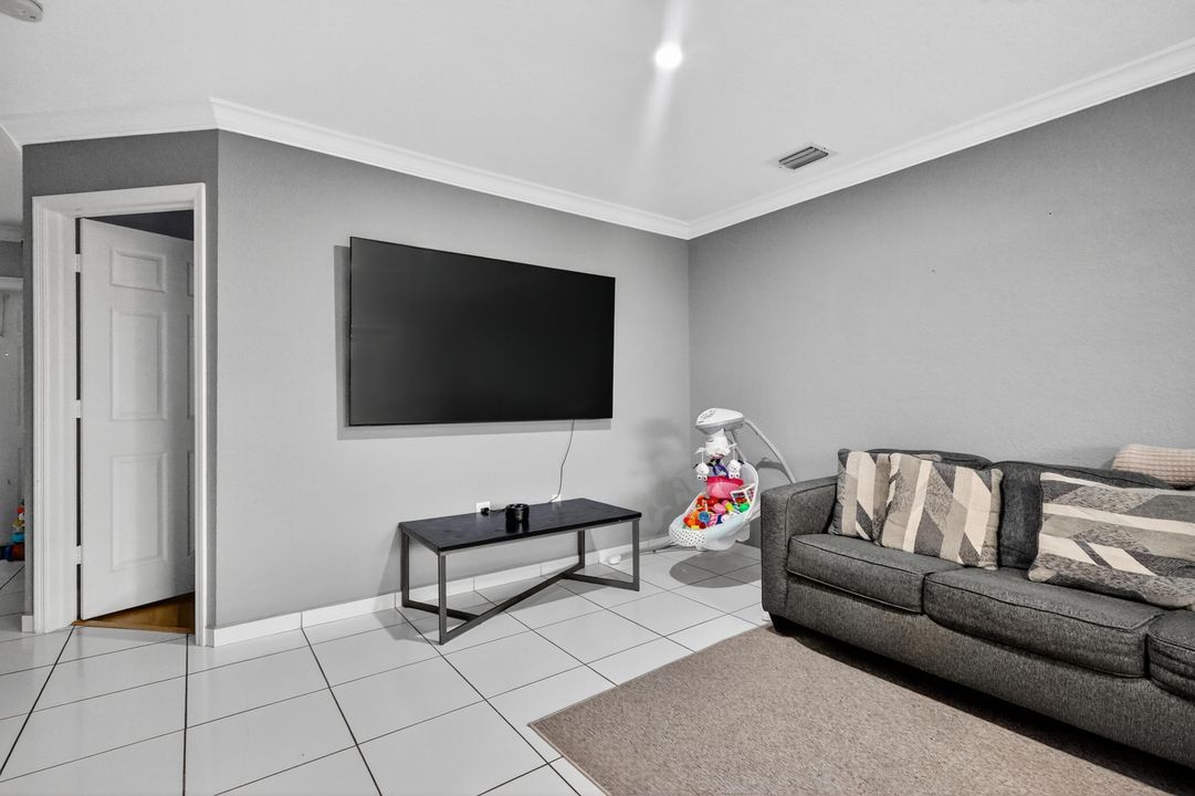 For Sale: $430,000 (3 beds, 2 baths, 1188 Square Feet)