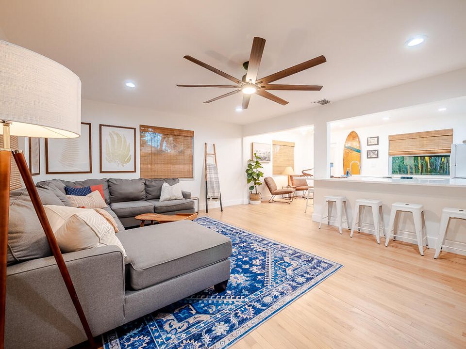 合同活跃: $3,500 (2 贝兹, 1 浴室, 1008 平方英尺)