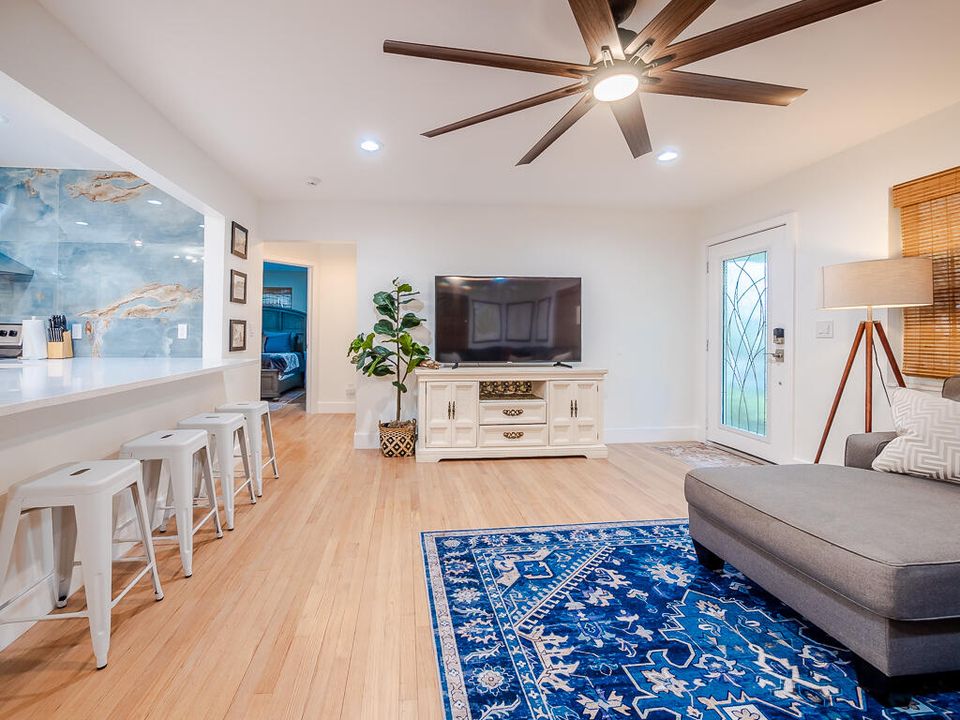 合同活跃: $3,500 (2 贝兹, 1 浴室, 1008 平方英尺)