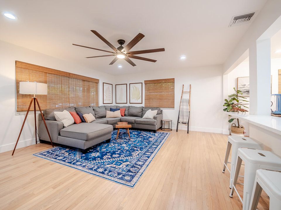 合同活跃: $3,500 (2 贝兹, 1 浴室, 1008 平方英尺)