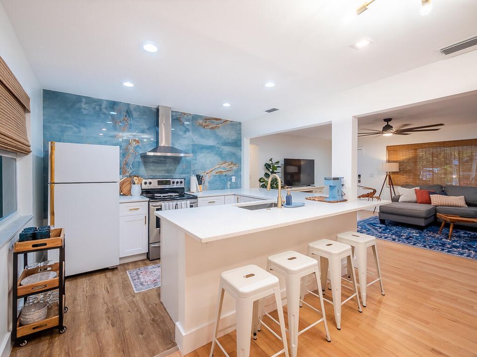 合同活跃: $3,500 (2 贝兹, 1 浴室, 1008 平方英尺)