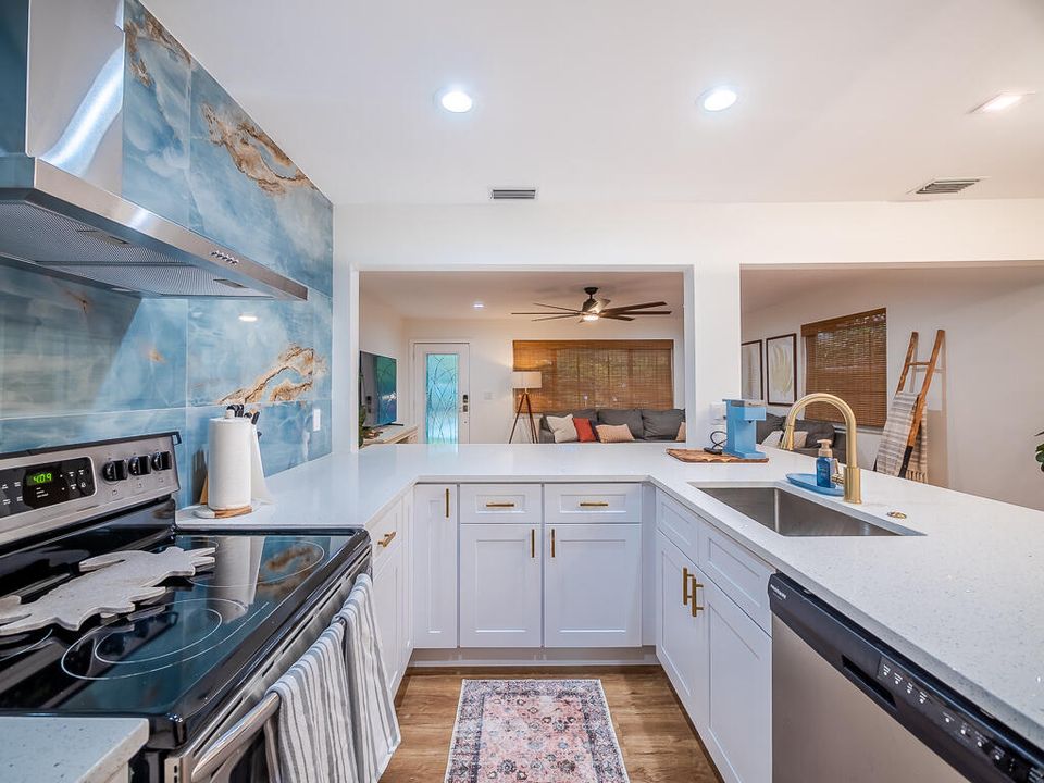 合同活跃: $3,500 (2 贝兹, 1 浴室, 1008 平方英尺)