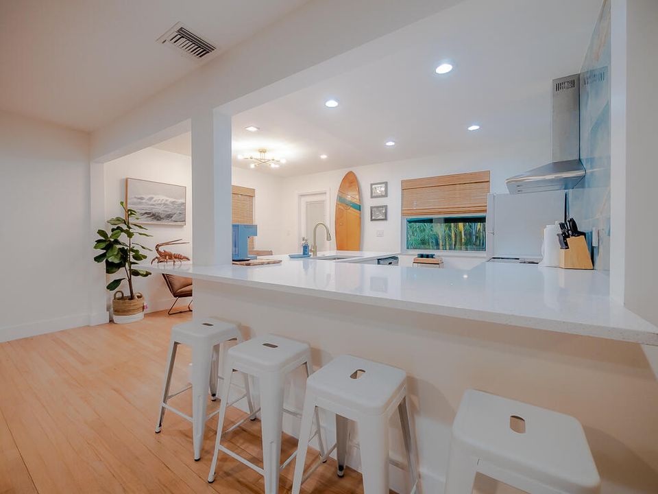 合同活跃: $3,500 (2 贝兹, 1 浴室, 1008 平方英尺)