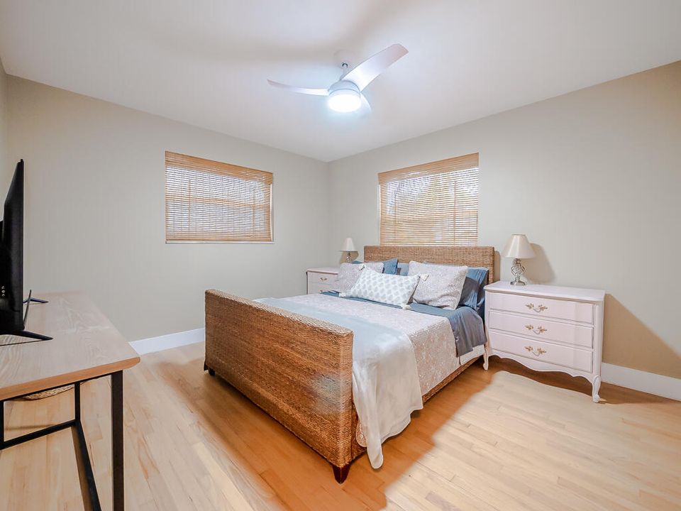 合同活跃: $3,500 (2 贝兹, 1 浴室, 1008 平方英尺)