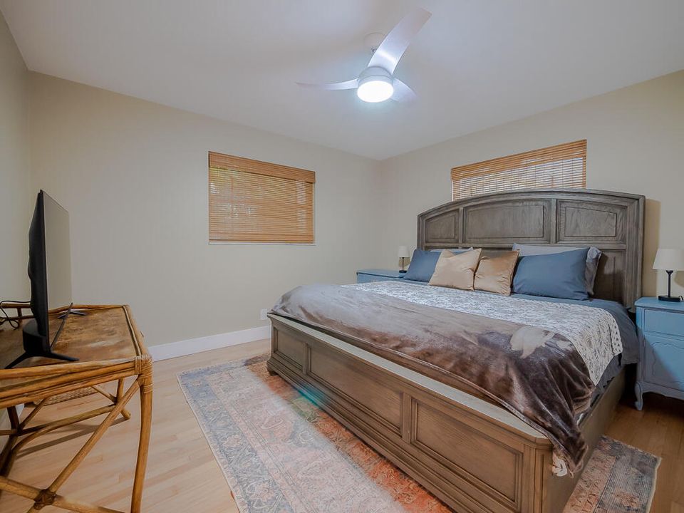 合同活跃: $3,500 (2 贝兹, 1 浴室, 1008 平方英尺)