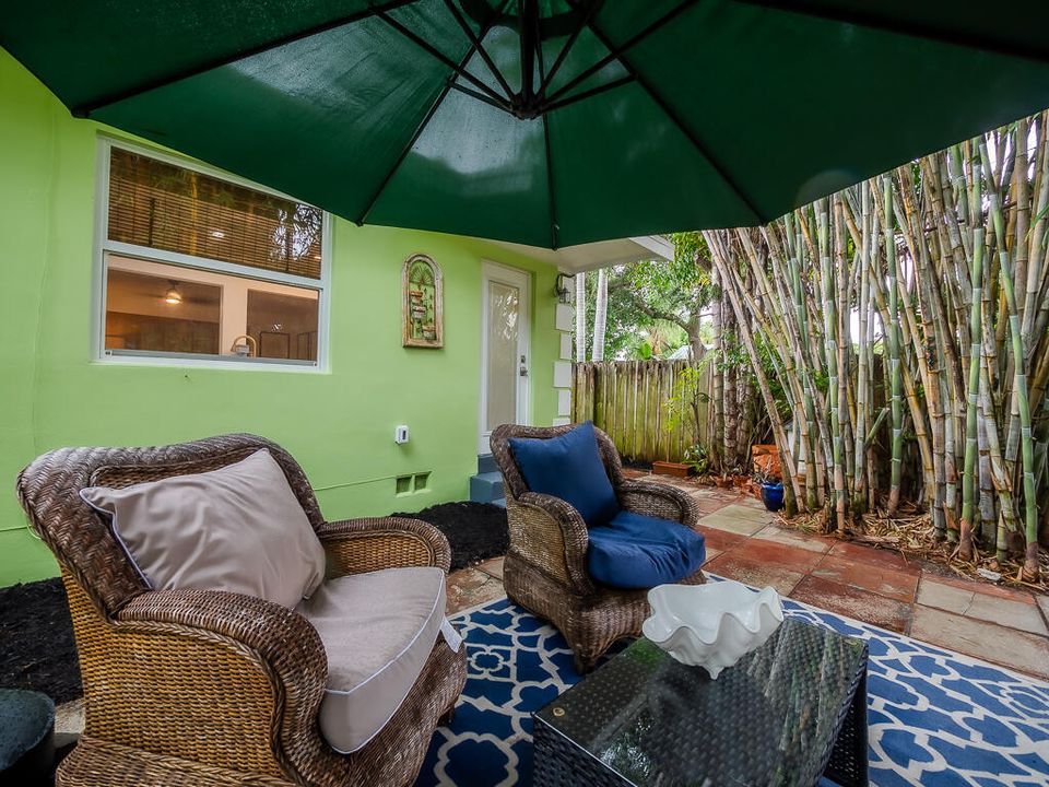 合同活跃: $3,500 (2 贝兹, 1 浴室, 1008 平方英尺)