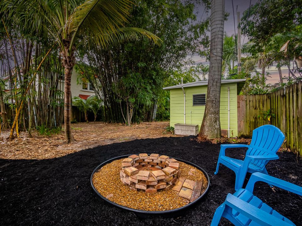 合同活跃: $3,500 (2 贝兹, 1 浴室, 1008 平方英尺)