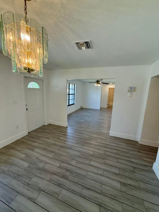 Active With Contract: $299,000 (3 beds, 1 baths, 1108 Square Feet)