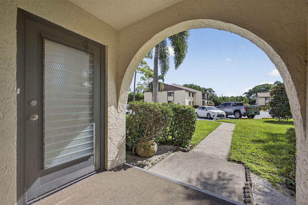 For Sale: $118,000 (1 beds, 1 baths, 818 Square Feet)