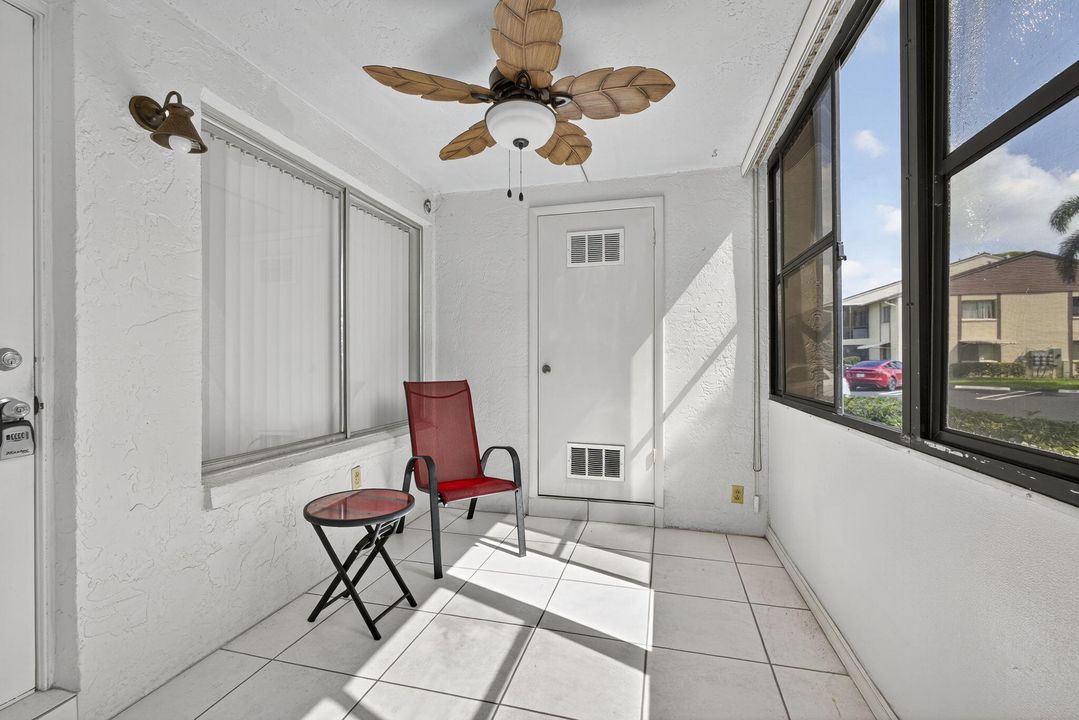 For Sale: $118,000 (1 beds, 1 baths, 818 Square Feet)