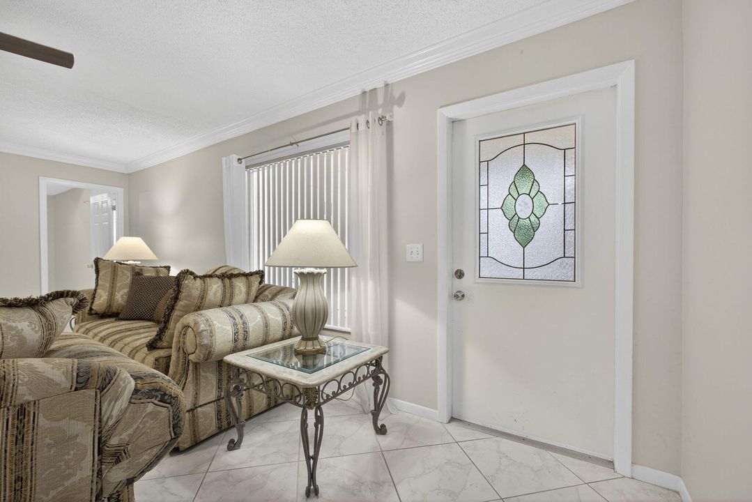 For Sale: $118,000 (1 beds, 1 baths, 818 Square Feet)