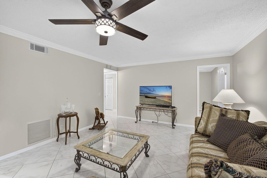 For Sale: $118,000 (1 beds, 1 baths, 818 Square Feet)