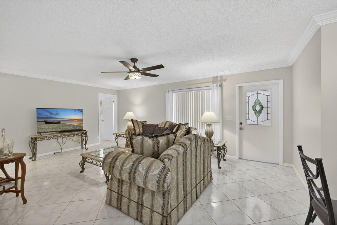 For Sale: $118,000 (1 beds, 1 baths, 818 Square Feet)