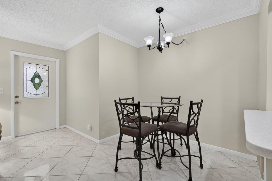 For Sale: $118,000 (1 beds, 1 baths, 818 Square Feet)