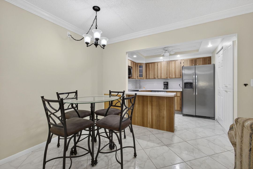 For Sale: $118,000 (1 beds, 1 baths, 818 Square Feet)