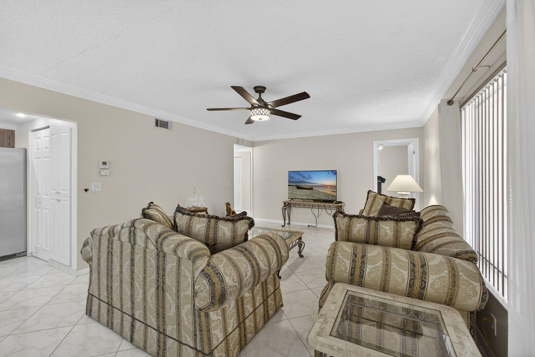 For Sale: $118,000 (1 beds, 1 baths, 818 Square Feet)