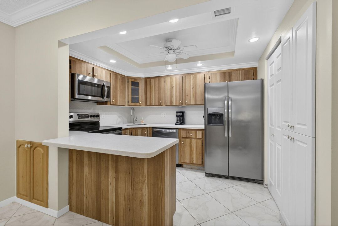 For Sale: $118,000 (1 beds, 1 baths, 818 Square Feet)