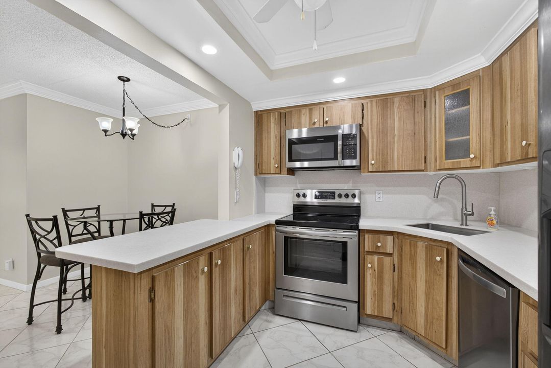 For Sale: $118,000 (1 beds, 1 baths, 818 Square Feet)