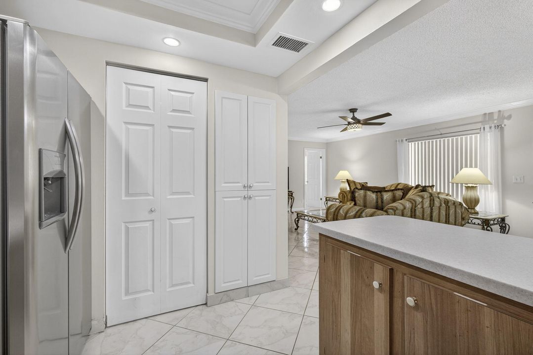 For Sale: $118,000 (1 beds, 1 baths, 818 Square Feet)