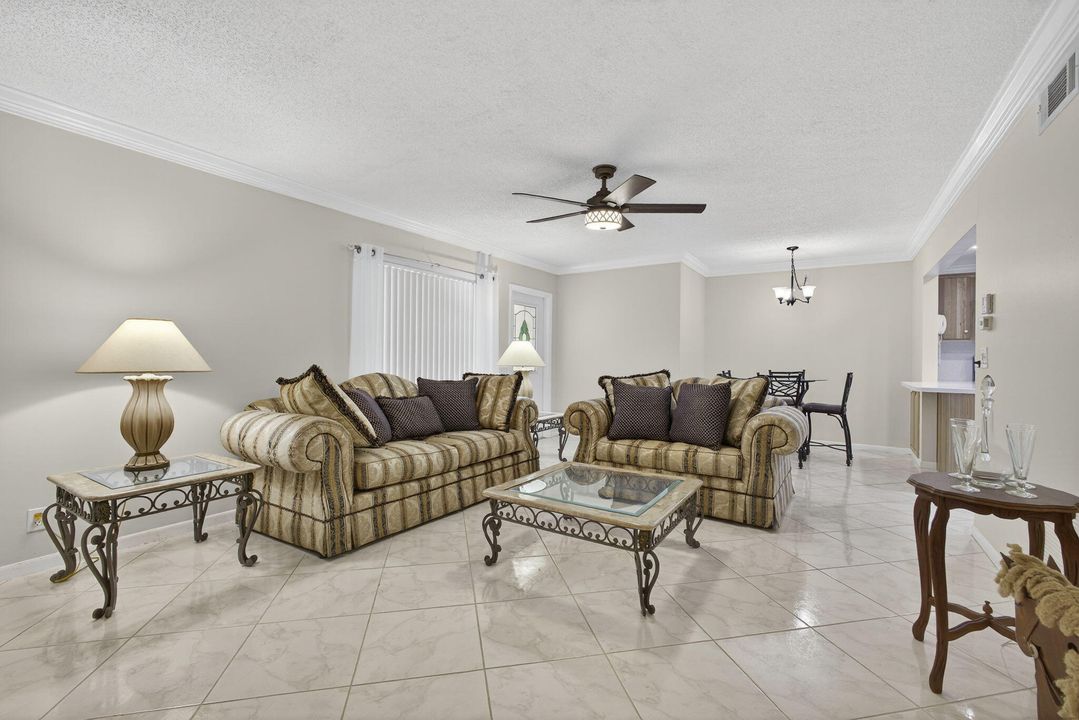 For Sale: $118,000 (1 beds, 1 baths, 818 Square Feet)