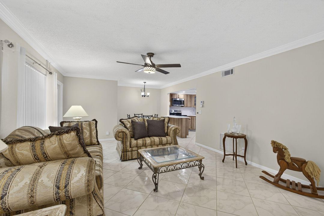 For Sale: $118,000 (1 beds, 1 baths, 818 Square Feet)