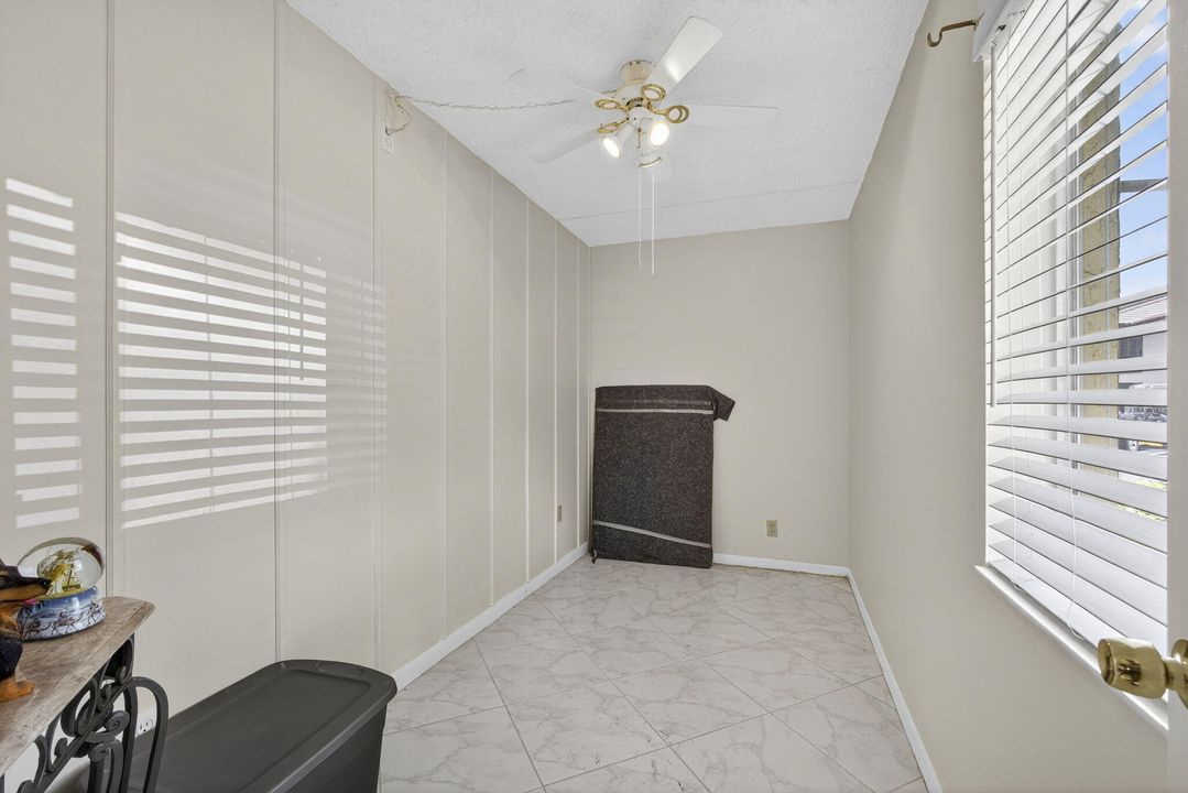 For Sale: $118,000 (1 beds, 1 baths, 818 Square Feet)