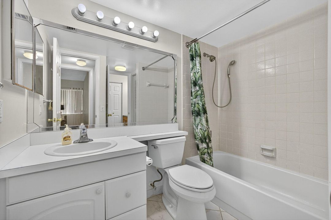 For Sale: $118,000 (1 beds, 1 baths, 818 Square Feet)