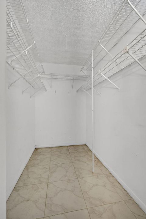 For Sale: $118,000 (1 beds, 1 baths, 818 Square Feet)