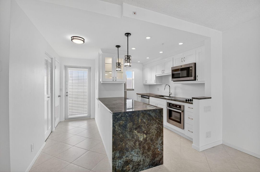 For Sale: $674,900 (2 beds, 2 baths, 988 Square Feet)