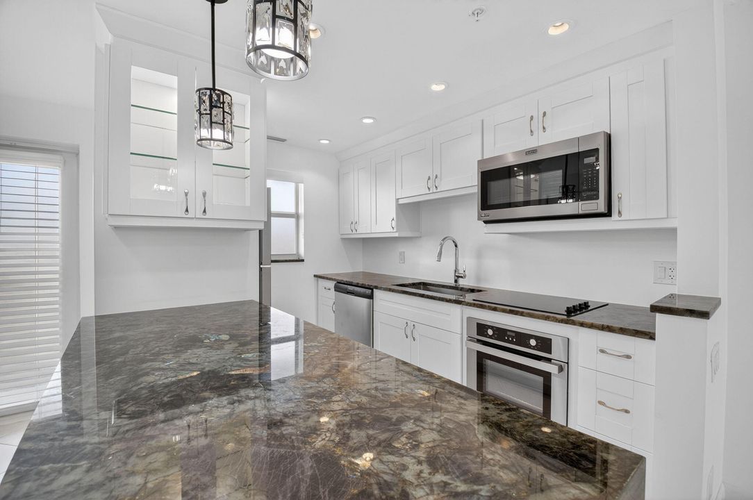 For Sale: $674,900 (2 beds, 2 baths, 988 Square Feet)