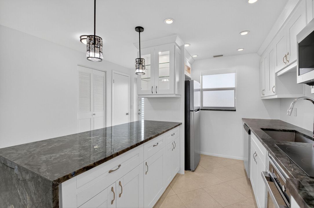 For Sale: $674,900 (2 beds, 2 baths, 988 Square Feet)