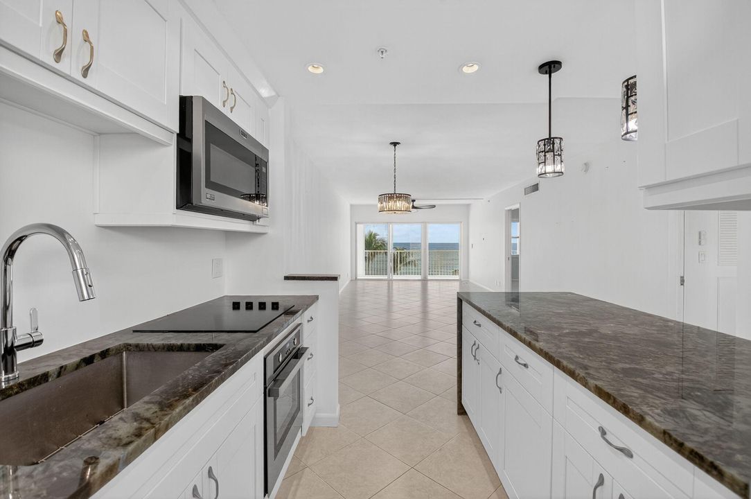 For Sale: $674,900 (2 beds, 2 baths, 988 Square Feet)