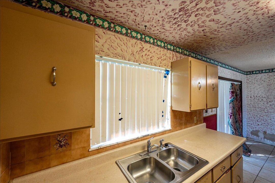 待售: $210,000 (3 贝兹, 1 浴室, 1053 平方英尺)