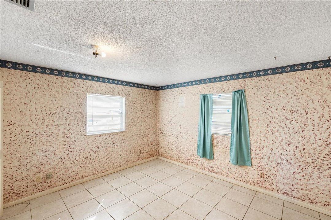 待售: $210,000 (3 贝兹, 1 浴室, 1053 平方英尺)