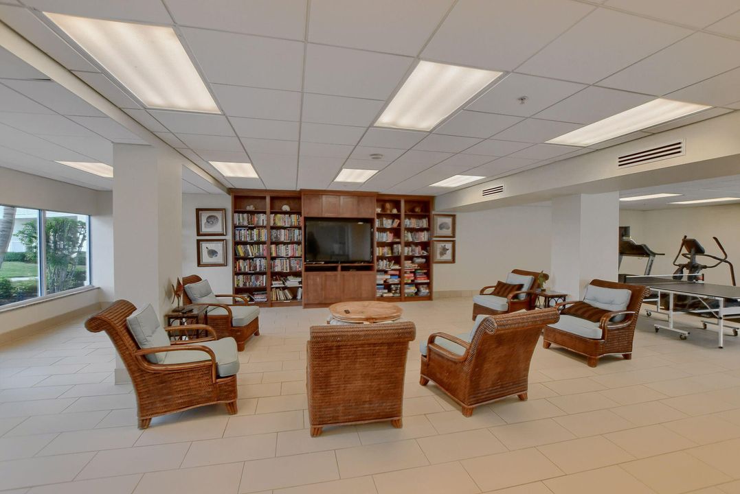 For Sale: $674,900 (2 beds, 2 baths, 988 Square Feet)