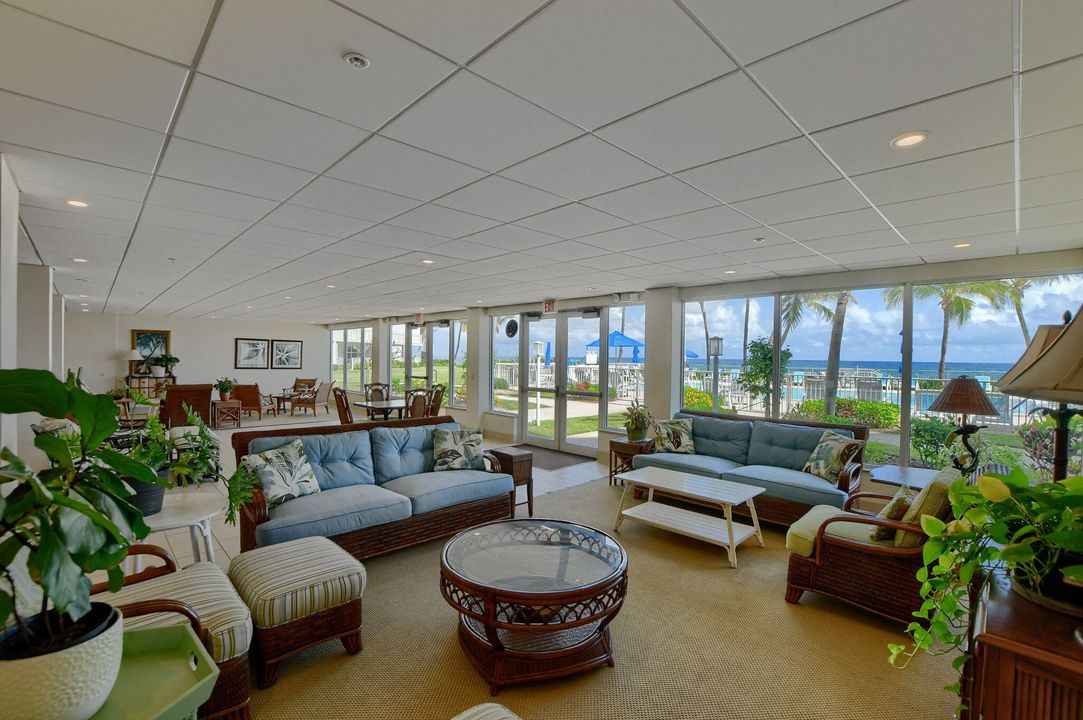 For Sale: $674,900 (2 beds, 2 baths, 988 Square Feet)