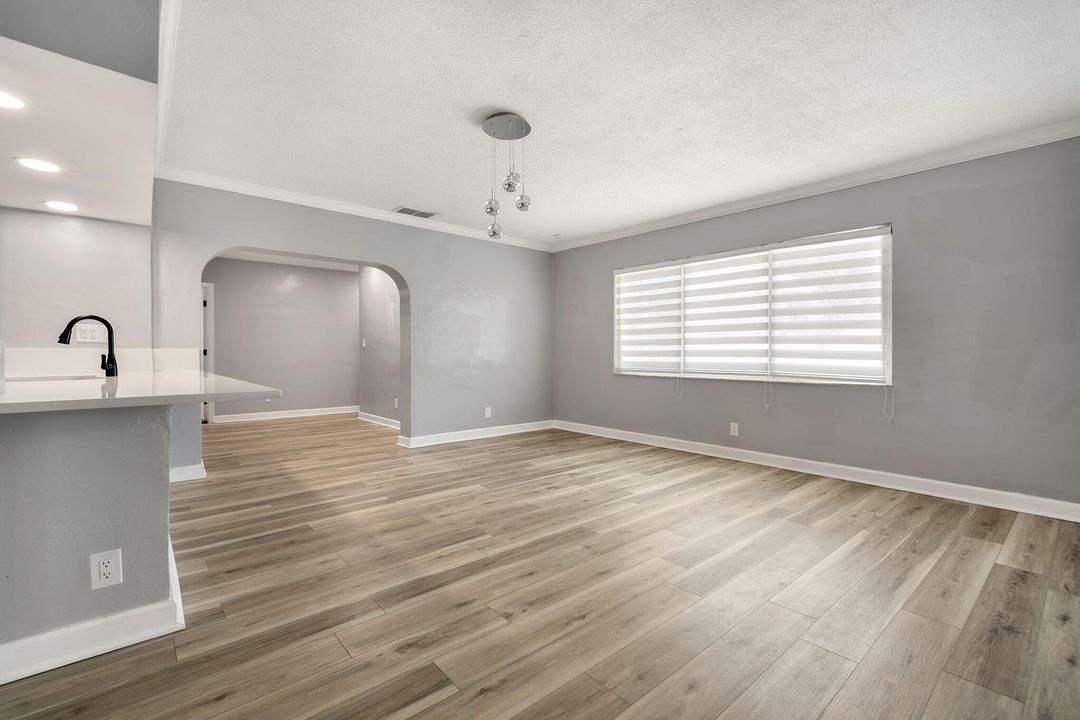 出租: $6,500 (5 贝兹, 3 浴室, 2370 平方英尺)