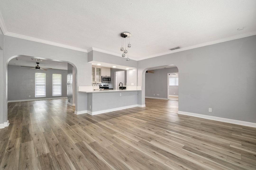 出租: $6,500 (5 贝兹, 3 浴室, 2370 平方英尺)