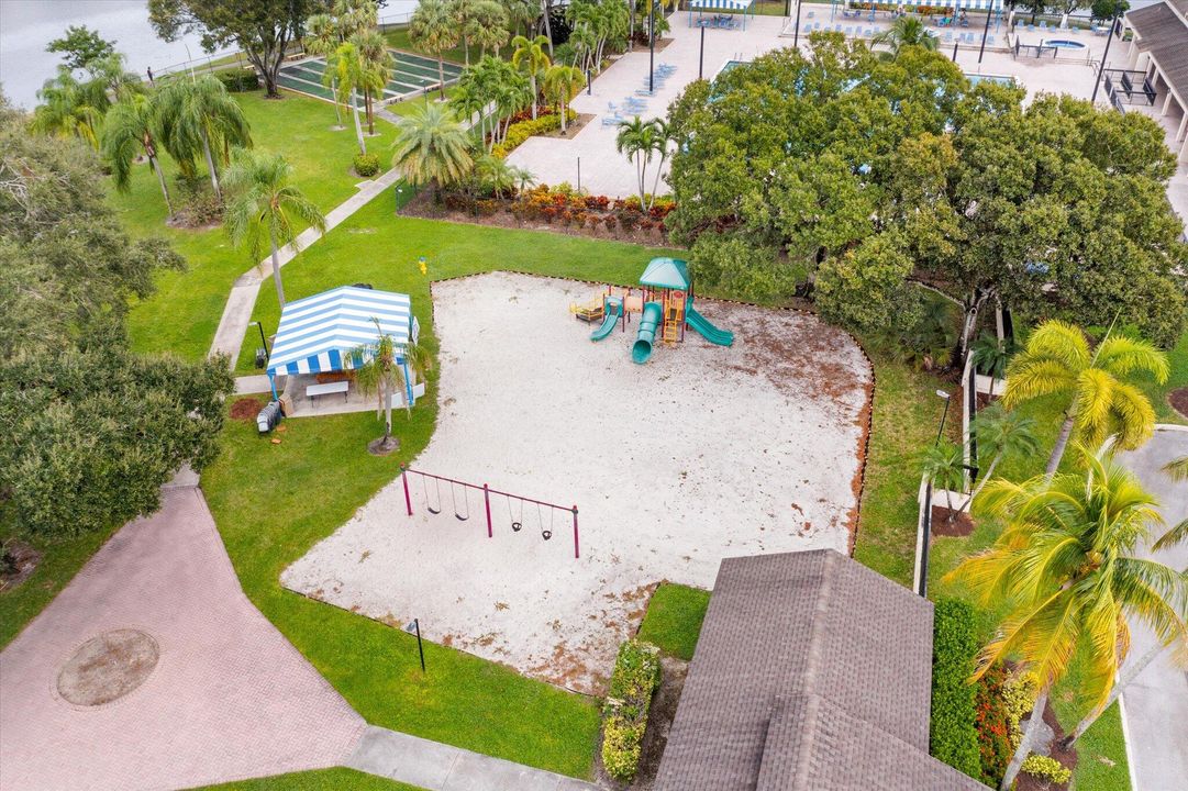 На продажу: $199,900 (2 спален, 2 ванн, 970 Квадратных фут)