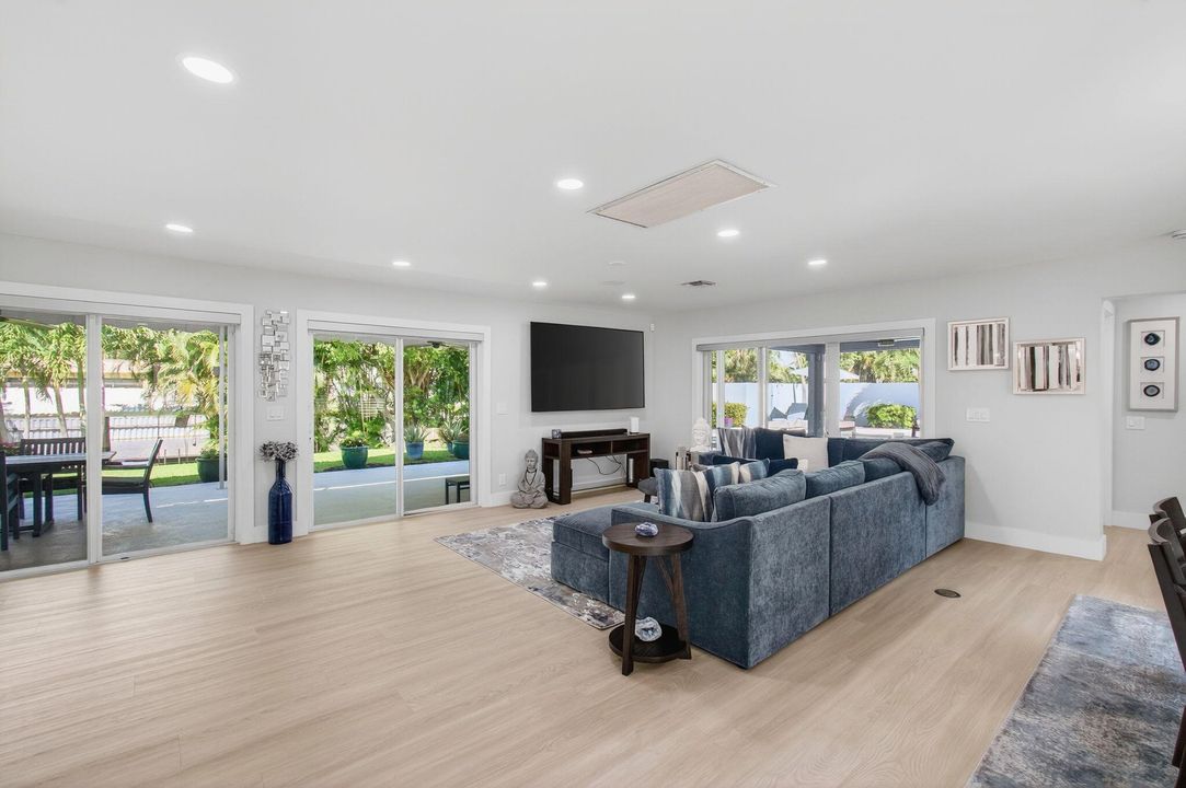 合同活跃: $1,875,000 (3 贝兹, 2 浴室, 1944 平方英尺)