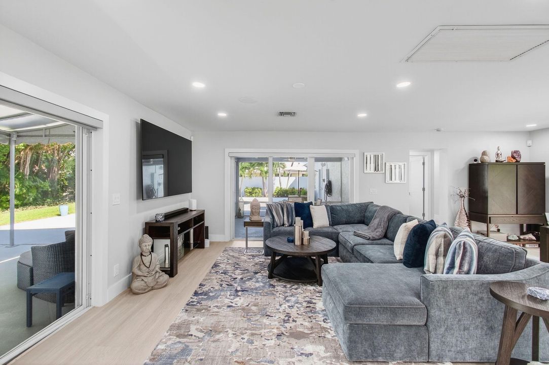 合同活跃: $1,875,000 (3 贝兹, 2 浴室, 1944 平方英尺)