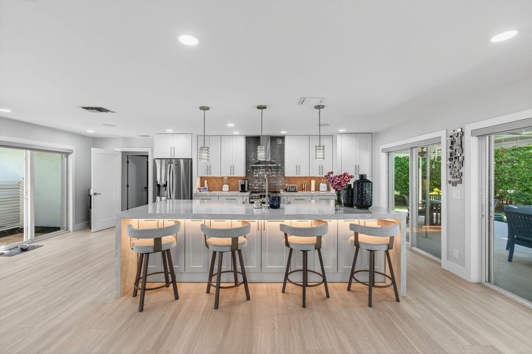 合同活跃: $1,875,000 (3 贝兹, 2 浴室, 1944 平方英尺)