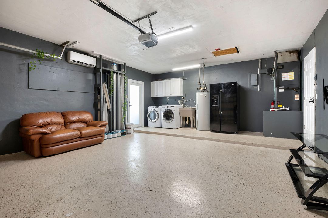 出租: $6,500 (5 贝兹, 3 浴室, 2370 平方英尺)